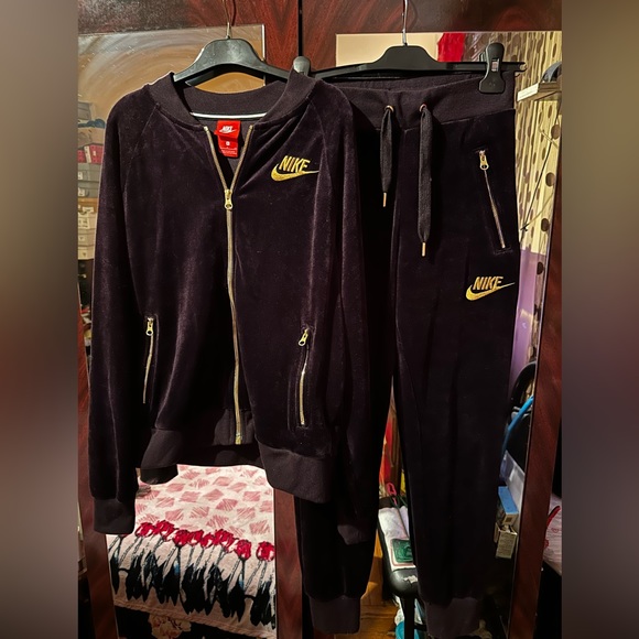 Pre Owned! Nike 2 Piece Velvet Women Tracksuit , Zip Up Hoddie and Pants - Picture 1 of 7